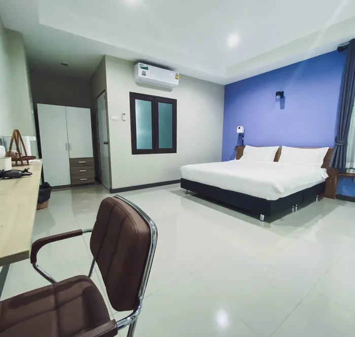 Beaver Club homestay bedroom with a blue wall, air conditioning and desk