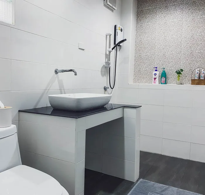 Private bathroom with a shower, toilet, mirror and washbasin at Beaver Club