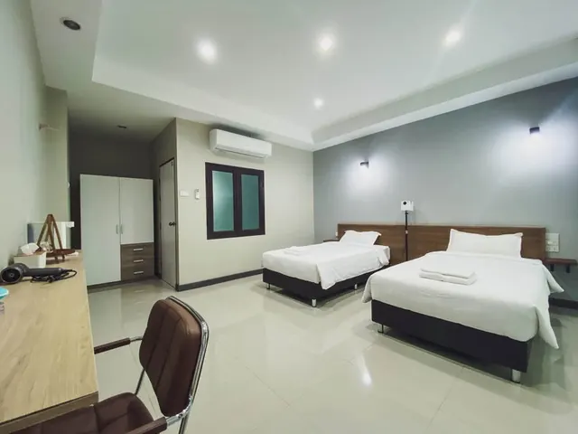 Twin beds, a desk and air conditioning in a Beaver Club homestay room